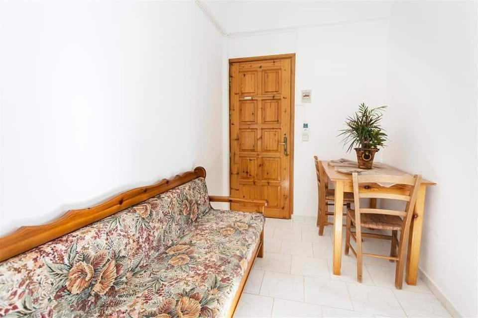 Michalis Litinas Apartments Agia Marina Eksteriør billede